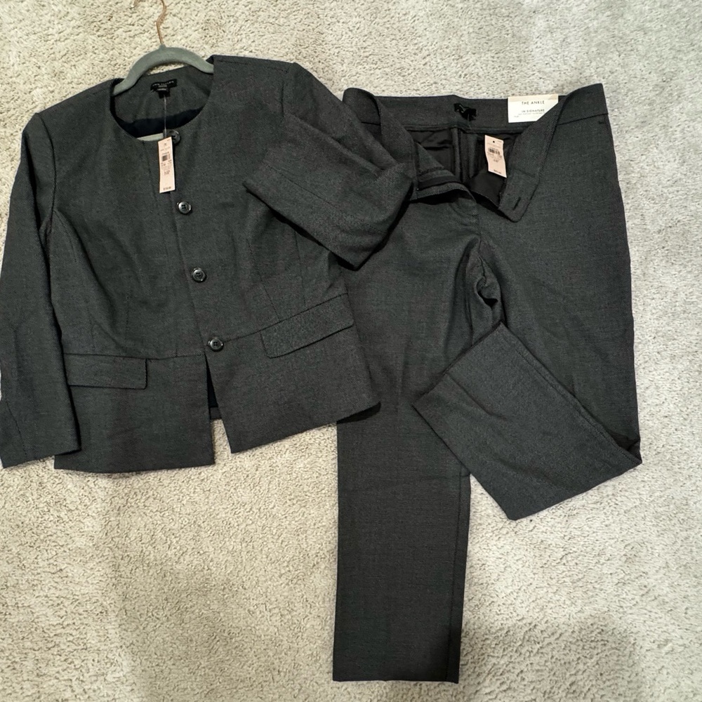 Women’s blazer and pant set. Never worn, tags. Pants are an 8 P 
Jacket is 10 P